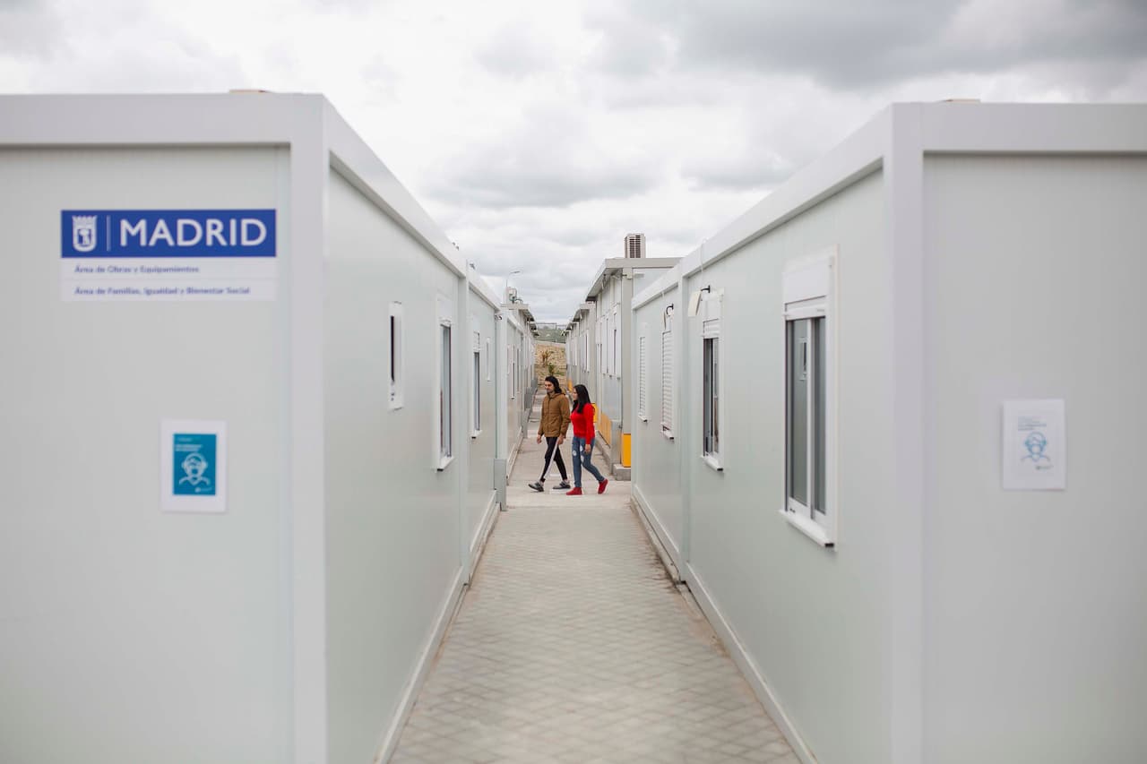 El Albergue Las Caracolas se creó justo antes de la pandemia para acoger a familias solicitantes de asilo. Venezuela, Colombia y Honduras son los principales países de origen de los solicitantes de asilo que han pasado por este recinto de casas prefabricadas donde pueden quedarse hasta que sus vidas echen a andar. Allí reciben alimentación y toda la orientación para insertarse laboralmente.