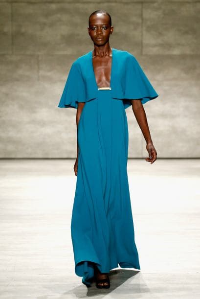 Ángel Sánchez fue uno de los favoritos de la semana de la moda con cortes fluidos y colores vibrantes.