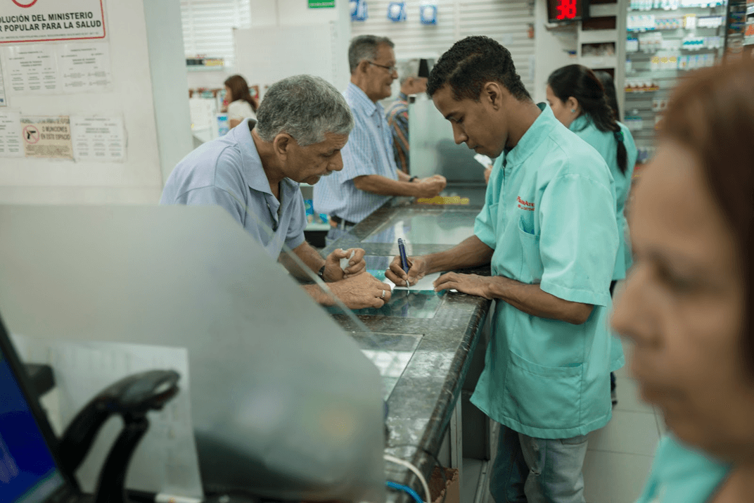 Los clientes llevan hasta cinco opciones de medicamentos a ver si alguna de esas existe.