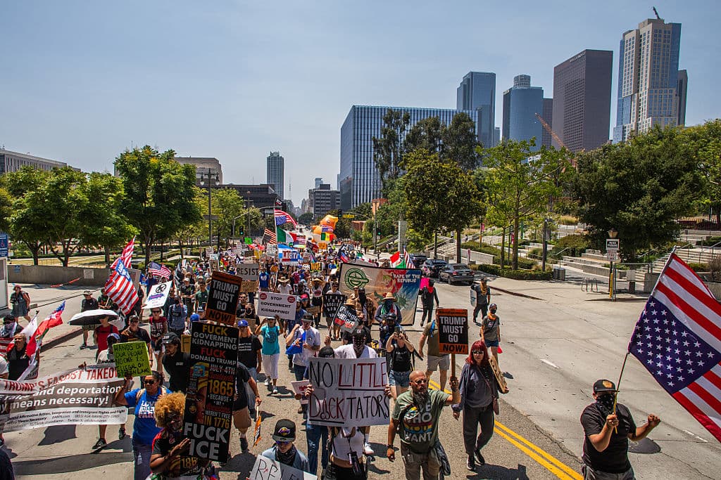 Durante la manifestación 'Rabia contra el régimen', los participantes condenaron los recortes a programas públicos esenciales como Medicaid y 
<b><a href="https://www.univision.com/local/dallas-kuvn/snap-2025-nuevas-reglas-ayuda-alimentaria-fotos" target="_blank">SNAP</a></b>, además de la desaparición de la NOAA y del Servicio Meteorológico Nacional.