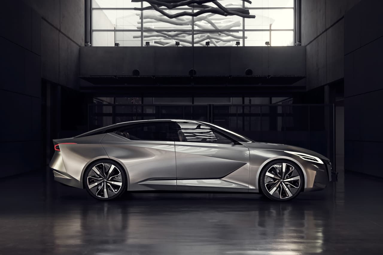 Una
<b>cinta con textura de fibra de carbono</b> acentúa la línea del techo y resalta la magnitud de todo el conjunto el cual gracias a una generosa distancia entre ejes le permite al Nissan Vmotion 2.0 ofrecer una cabina generosa en espacio. Nissan bautizó a su nuevo lenguaje de diseño con el apropiado nombre de geometría emocional.