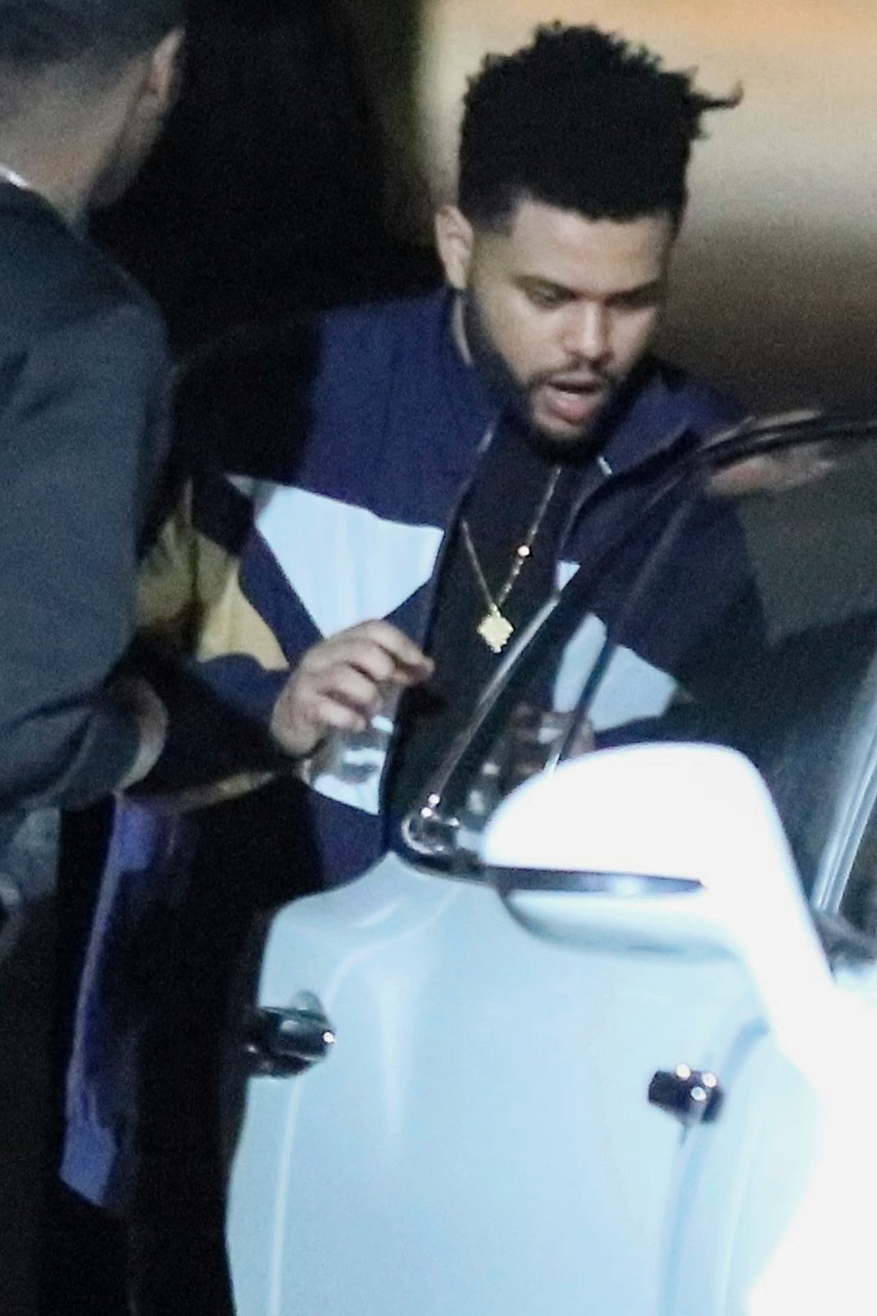 El cantante fue captado, según fanáticos, cogiéndole la mano a quien fuera la pareja de Bieber, Yovanna Ventura, e incluso los paparazzi los fotografiaron a su salida de la discoteca Hyde, en Los Ángeles, junto a otros amigos.