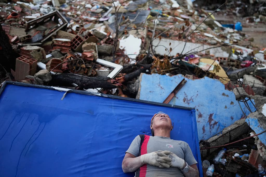Miles de muertos, falta de hospitales, comida y crisis en las calles: a una semana del terremoto en La Guaira, la crisis no parece tener fin