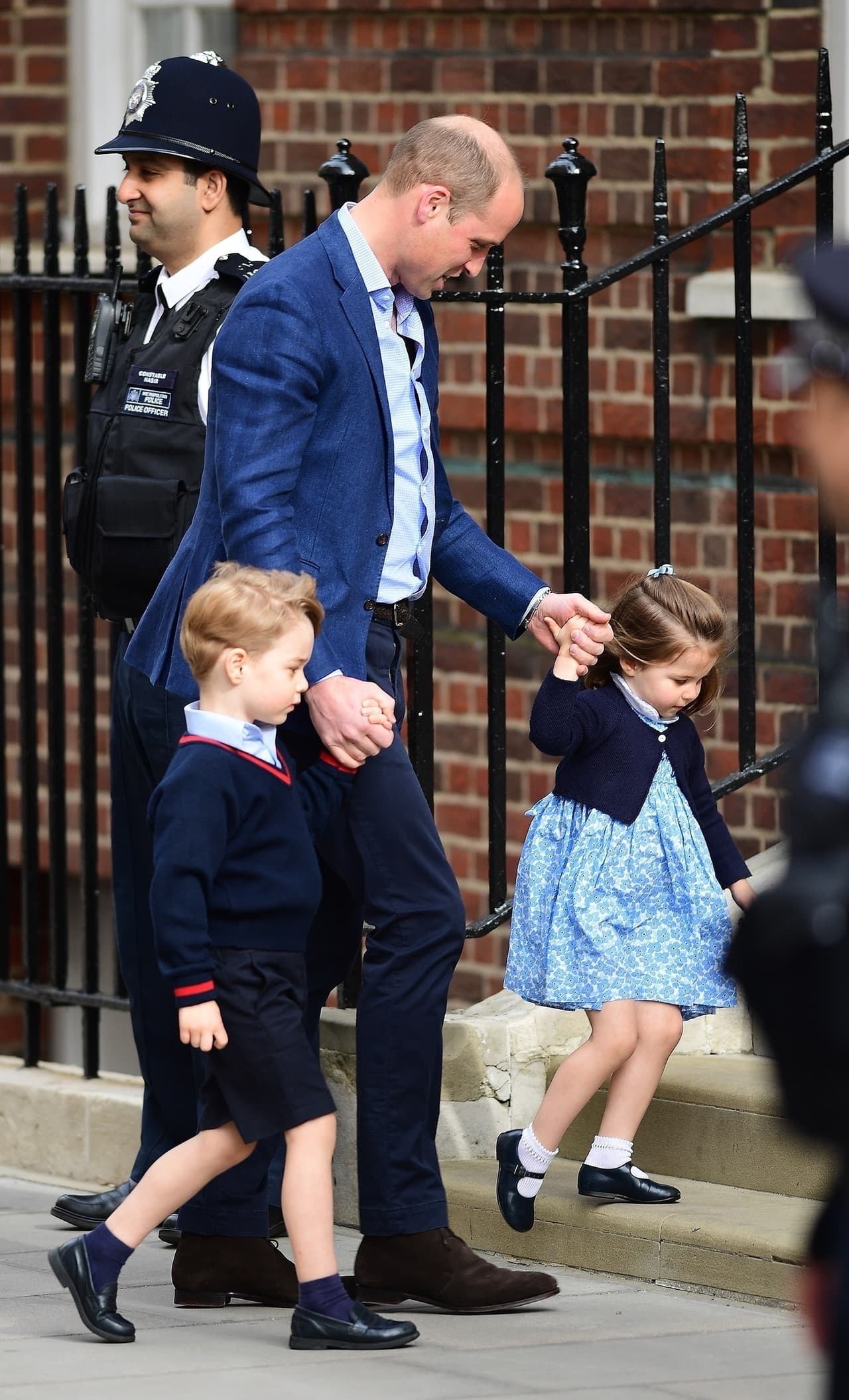 Uno de los momentos más tiernos fue la llegada de los hermanos del bebé, el príncipe George y la princesa Charlotte, de la mano de su padre, el príncipe William.