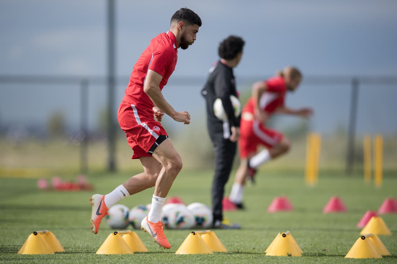 Bajo las órdenes de John Herdman, entrenador de la selección de Canadá, el equipo de la hoja de maple se entrenó para cerrar su preparación de cara a su importante partido ante México por la Copa Oro que se efectuará este miércoles en Denver. Jugadores jóvenes muy interesantes y con enorme potencial que militan en las mejores ligas europeas, son la parte medular de un equipo canadiense que, por lo visto, busca hacerle partido al Tri en el renglón de lo físico y el desgaste por correr en todo el campo.