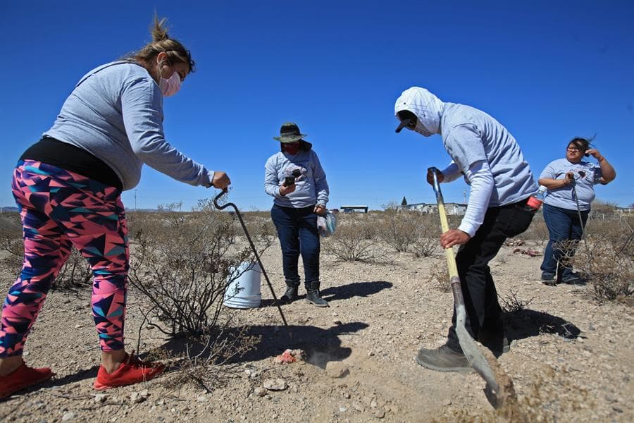 A pesar de las inclemencias del tiempo, unas 40 personas acudieron con picos y palas a efectuar la búsqueda en la zona conocida como el Cerro del Caballo, a unos 12.43 millas (20 kilómetros) de la frontera con El Paso, ciudad estadounidense donde desapareció Halliday.