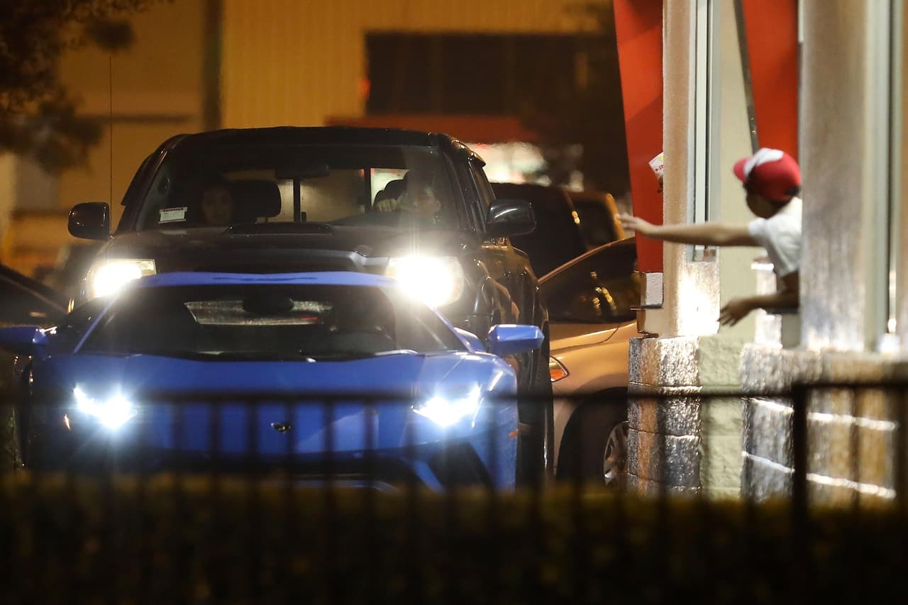 Como cualquier hijo de vecino, el cantante pasó por la ventanilla de auto servicio del 'In-N-Out', conocido por sus ricas batidas, además de por sus hamburguesas a bajo precio.