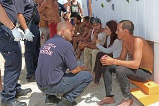 Rescatistas de Miami Beach atienden a los inmigrantes cubanos nada más llegar. (C.M. Guerrero /El Nuevo Herald via AP)