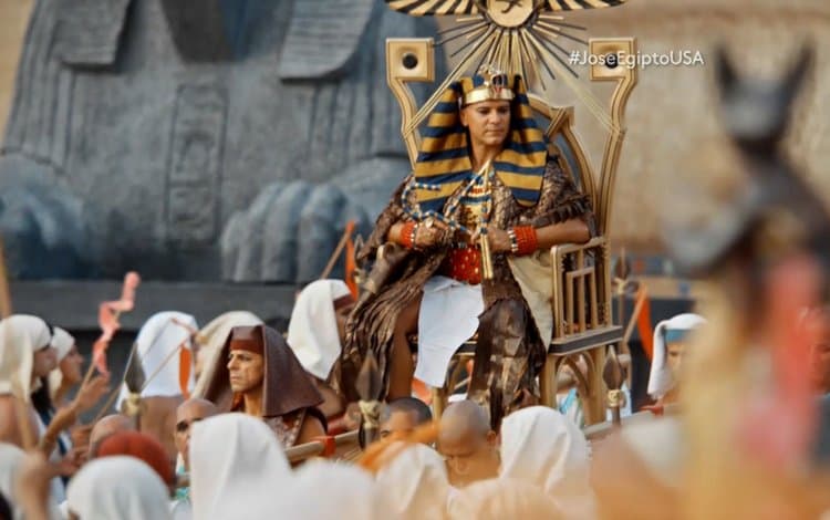 Los tocados que portaban en la cabeza, así como las joyas que usaban en el cuello y manos, no determinaban el sexo de las personas, las podían usar hombres y mujeres, esto sólo determinaba la posición económica que tenían, así como la edad.