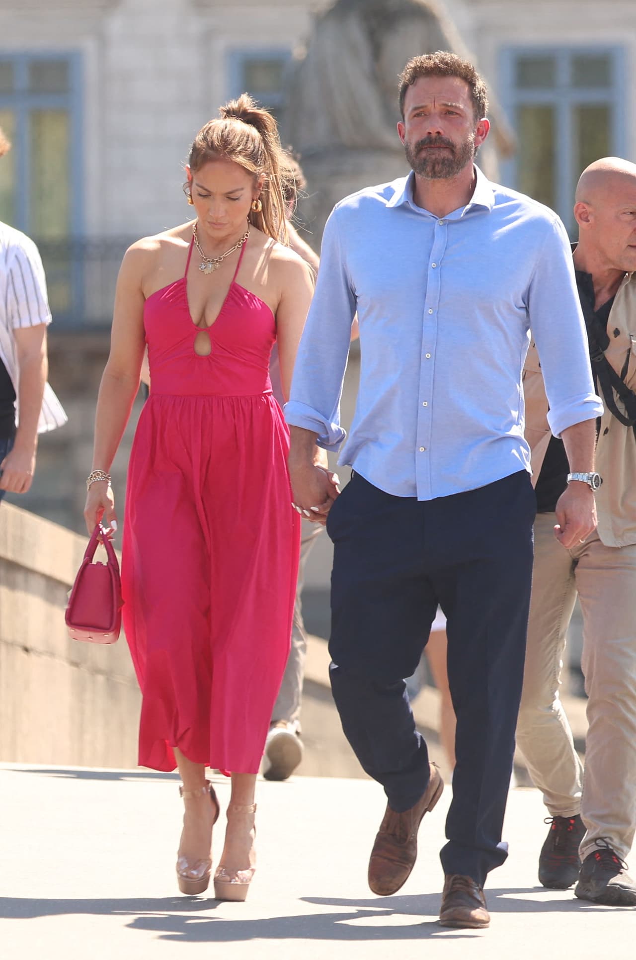 Pero también los fanáticos quienes traían cámaras listas mientras JLo y Ben Affleck pasearon por las calles tras salir del festejo del cumpleaños de la artista. 
<br>