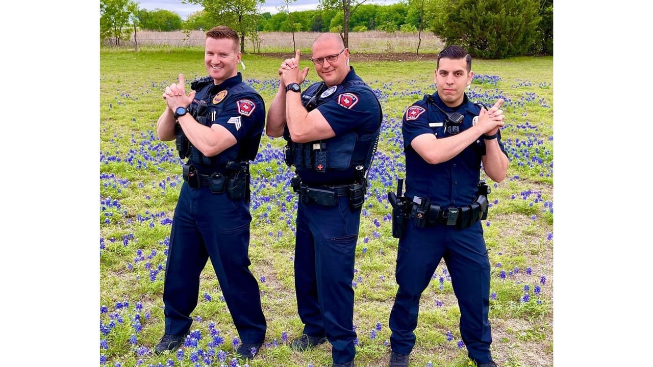 El sargento Hale, el oficial Herlihy y el oficial Ortiz trabajan para la Policía de Mansfield, en el norte de Texas. Aquí posan en uno de los campos de bluebonnets de la ciudad.
