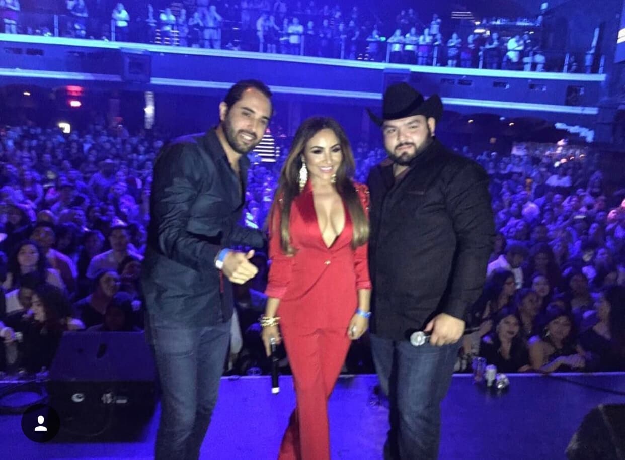 Es noche de gala y los locutores del Free-guey show lo saben.