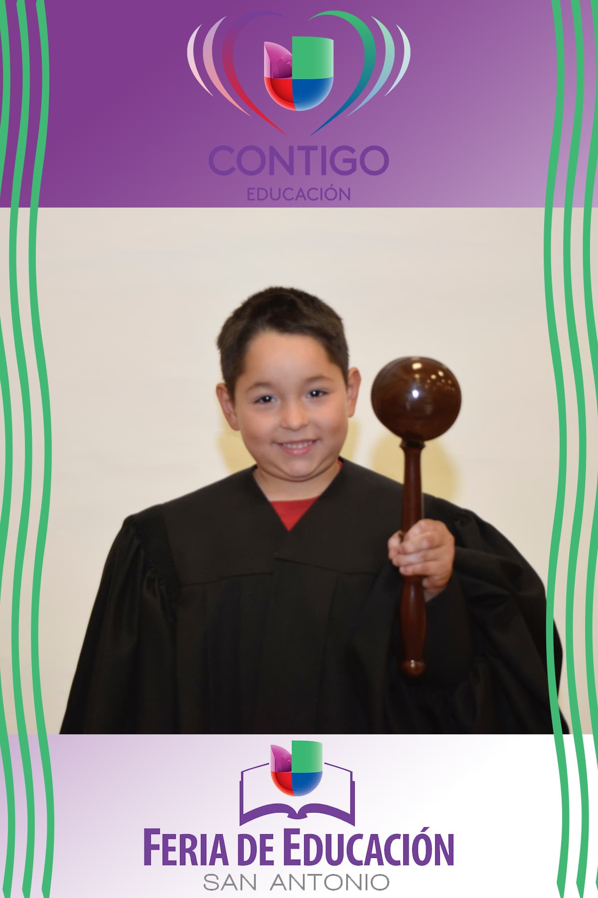 Durante la Feria de Educación San Antonio, cientos de niños se retrataron representando la profesión que les gustaría desempeñar de grandes, y seguramente sus padres podrán ayudarlos a lograr su sueño gracias a la información que recibieron durante la Feria.