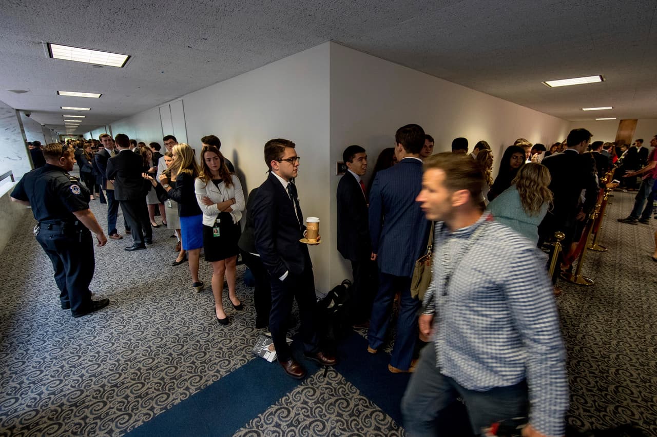 Atestado de gente: así están los pasillos del Senado cientos de personas queriendo ingresar al salón en el que Comey declara, en el que solo hay lugar para unas 90 personas.