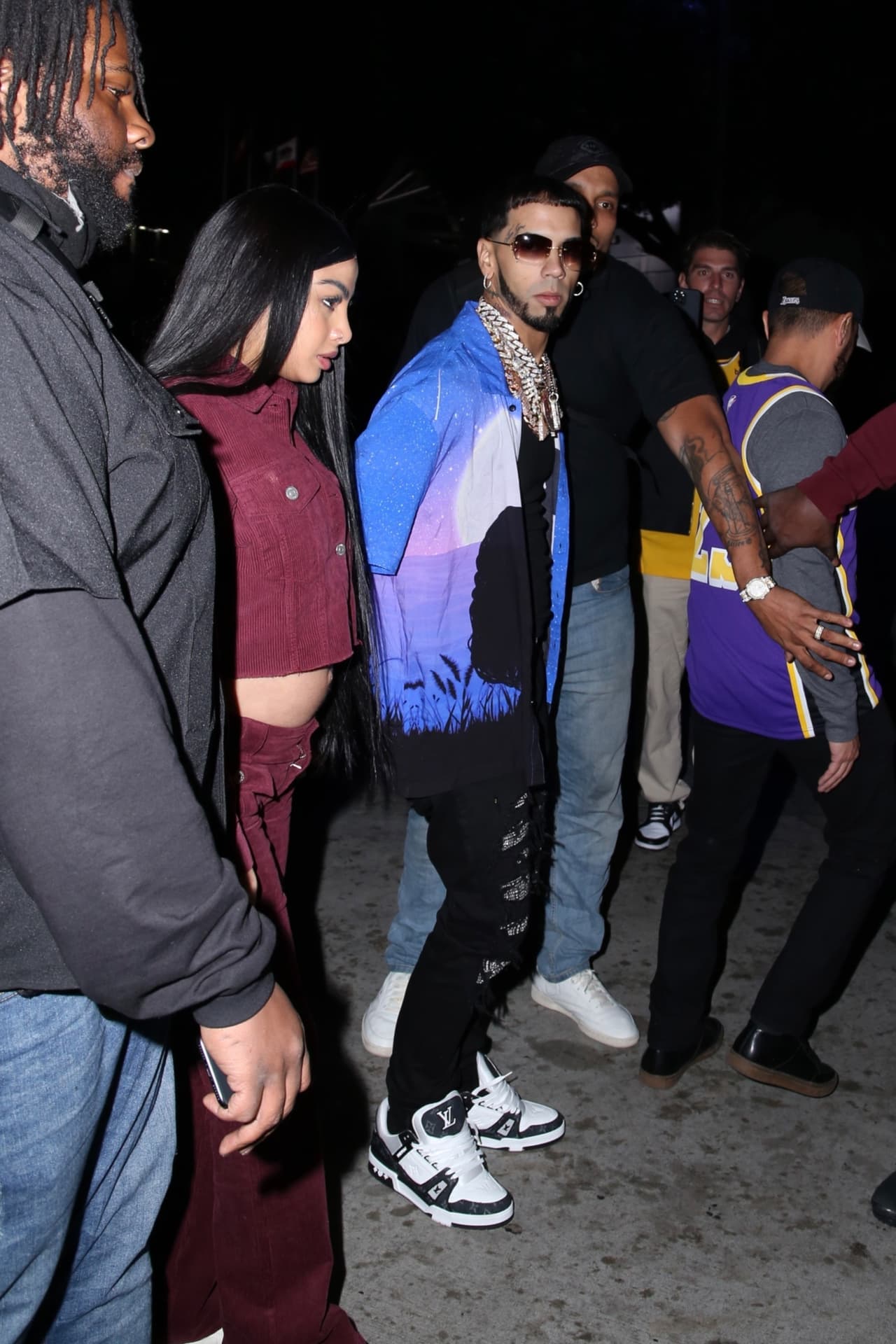 La cantante dominicana y el trapero puertorriqueño fueron captados a su salida de un juego de básquetbol de Los Lakers de Los Ángeles el pasado 30 de noviembre.