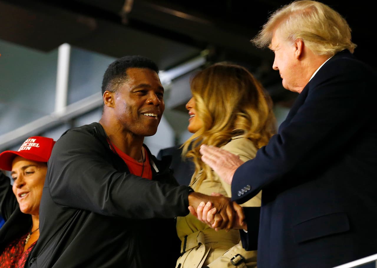 <h3 class="cms-H3-H3">Herschel Walker, candidato republicano al Senado por Georgia</h3>
<br>
<br>🗳️ Walker compite contra el actual senador demócrata Raphael Warnock en las elecciones del próximo noviembre. 
<br>
<br>🗳️ El 4 de enero de 2021, dos días antes del asalto al Capitolio, Walker escribió un tuit refiriéndose a las opiniones de Lin Wood, un abogado y defensor de los esfuerzos de Trump por revertir los resultados de la elección. “Los tuits de Lin Wood abren los ojos sobre un fraude extenso a todo el país. Estados Unidos necesita una limpieza que solo @RealDonaldTrump puede hacer con la ayuda de VERDADEROS PATRIOTAS”. 
<br>