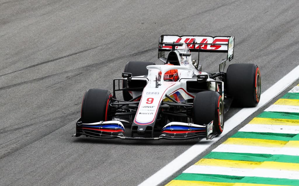 El mexicano Sergio Pérez se quedó en el cuarto sitio de la clasificación para el Sprint del Gran Premio de Brasil en el cual el británico Lewis Hamilton brilló y se quedó con la primera posición a pesar de la sanción que acarrea por modificaciones en el motor. Lewis Hamilton, perderá cinco puestos en parrilla, por cambiar la cámara de combustión del motor de su Mercedes, pero saldrá primero este sábado en la calificación sprint para el Gran Premio de Brasil.