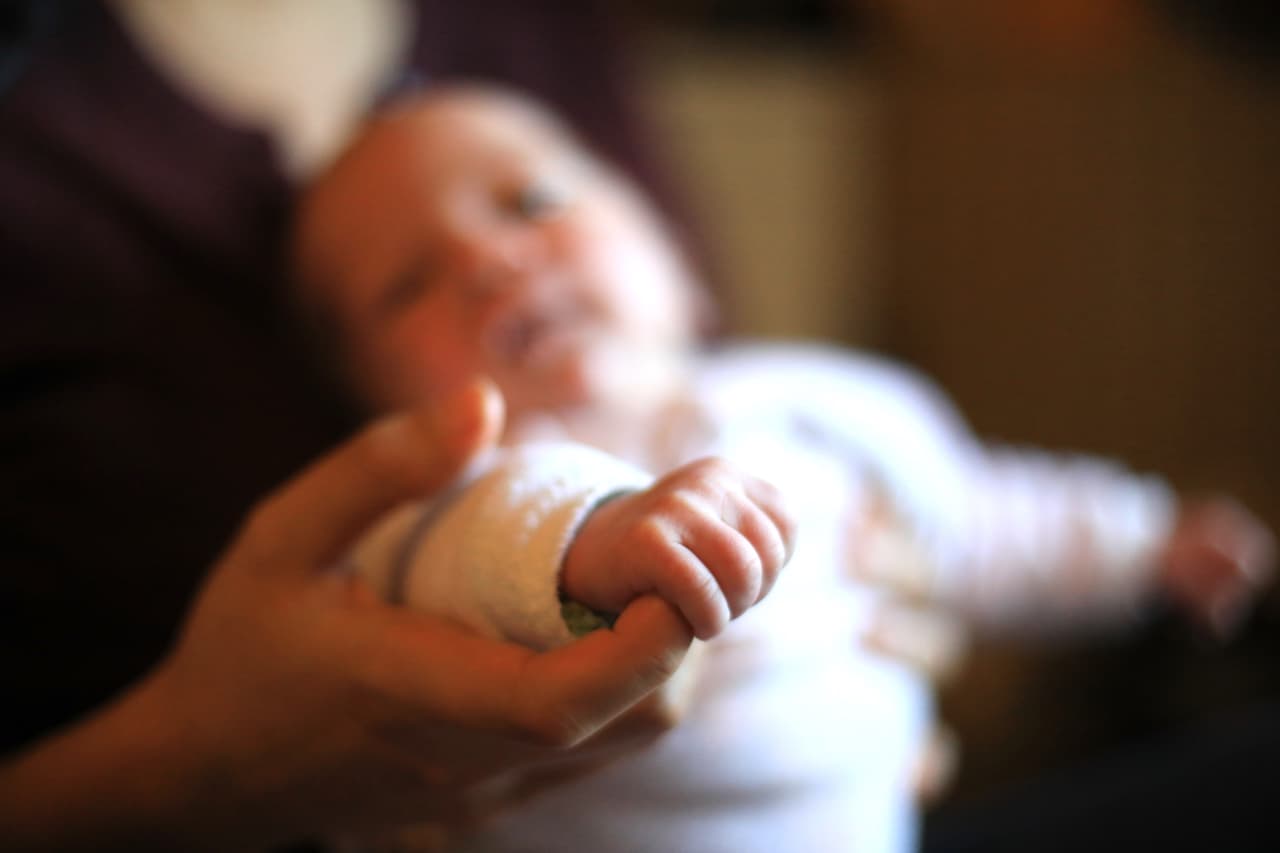 La muerte de Caroline representa un duro recordatorio de los riesgos que enfrentan los niños a la hora de comer ciertos alimentos, de acuerdo a su edad.