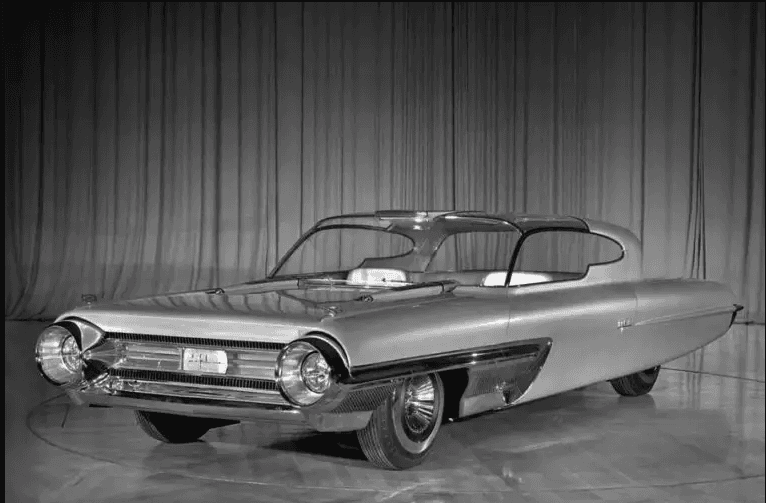 <h3 class="cms-h3-H3"><b>Ford La Galaxie 1958</b></h3>
<br>
<br>Con una inusual falta de aletas para la época, la carrocería del Ford La Galaxie (con excepción del techo y las ventanas) presagia con bastante exactitud de la tercera generación del Ford Thunderbird (1961-1963). EL diseño de su techo con una ventana trasera totalmente vertical de su techo no vería producción hasta bien entrada la década de los 80.