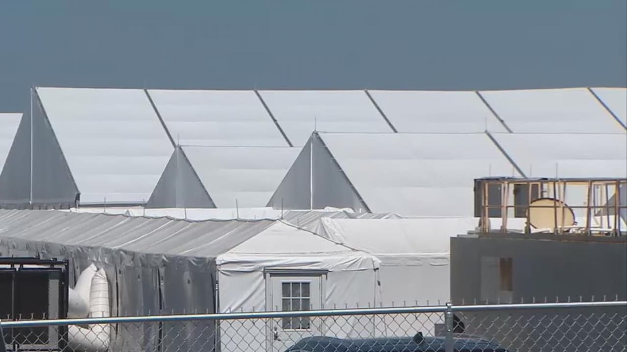 Ante el alto número de inmigrantes que cruzan la frontera, procedentes en su mayoría de países de América Latina, autoridades migratorias instalaron un centro de procesamiento, que agotó su capacidad en poco tiempo.