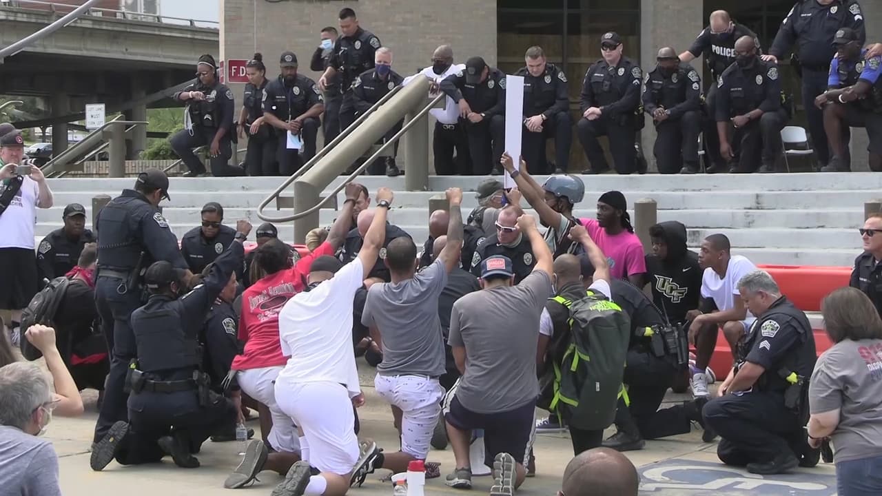 Oficiales de Austin se arrodillan para rendirle honor a George Floyd 