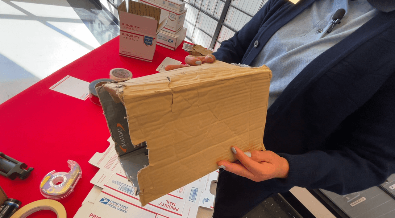 Evita usar cajas recicladas, pues algunas están muy dañadas o maltratadas que pueden romperse antes de llegar a su destino.