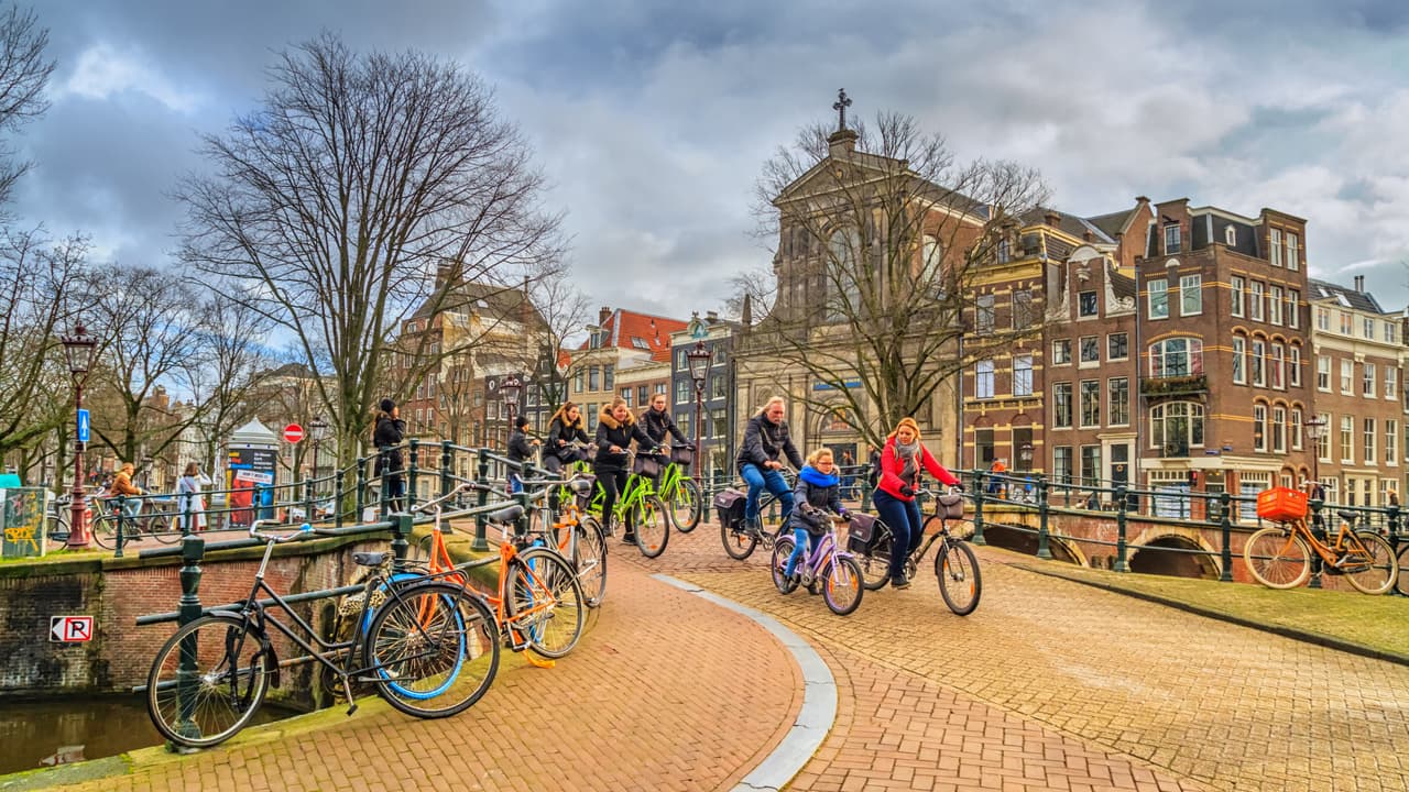 <b>Puesto 17. Amsterdam</b>. “Puede que sea muy conocida por su vida nocturna, pero esta ciudad ha redoblado su envidiable cultura, conectividad y calidad de vida”. La capital de los Países Bajos se ha ido alejando de su lado nocturno con la apertura de nuevos museos, lo que la ha llevado al puesto 12 en esta categoría. La ciudad también está acogiendo a los refugiados corporativos del Brexit, que después de salir de Londres se están instalando allí.