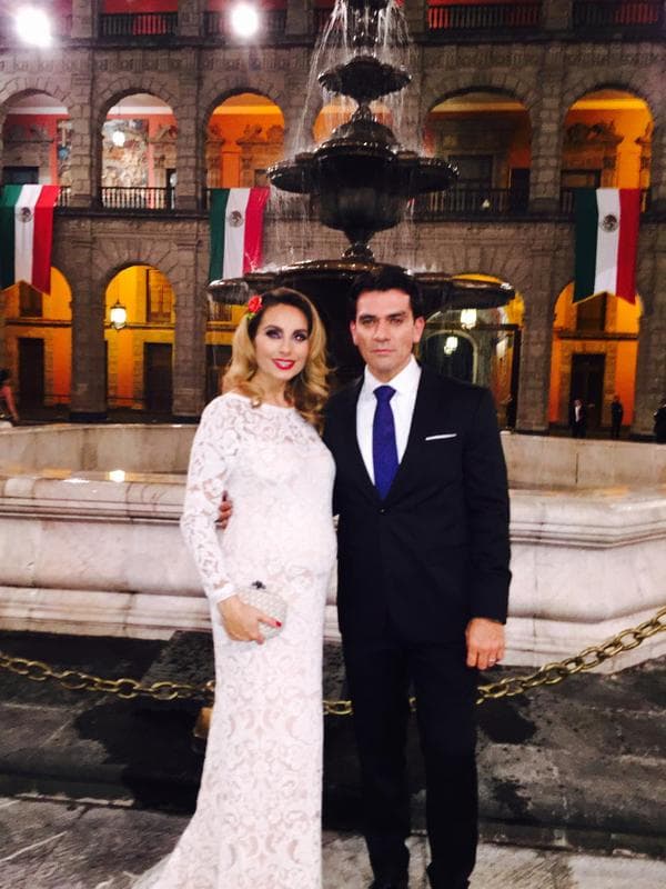 Fue hasta 2009 que ambos aceptaron su relación ante los medios de comunicación. Dos años después se casaron en una hacienda en Puebla, México.