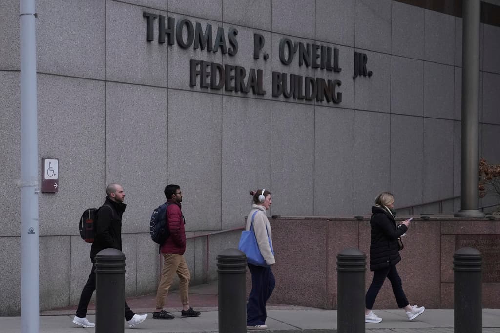 Cómo el cierre de gobierno ayuda a Trump a seguir despidiendo trabajadores federales