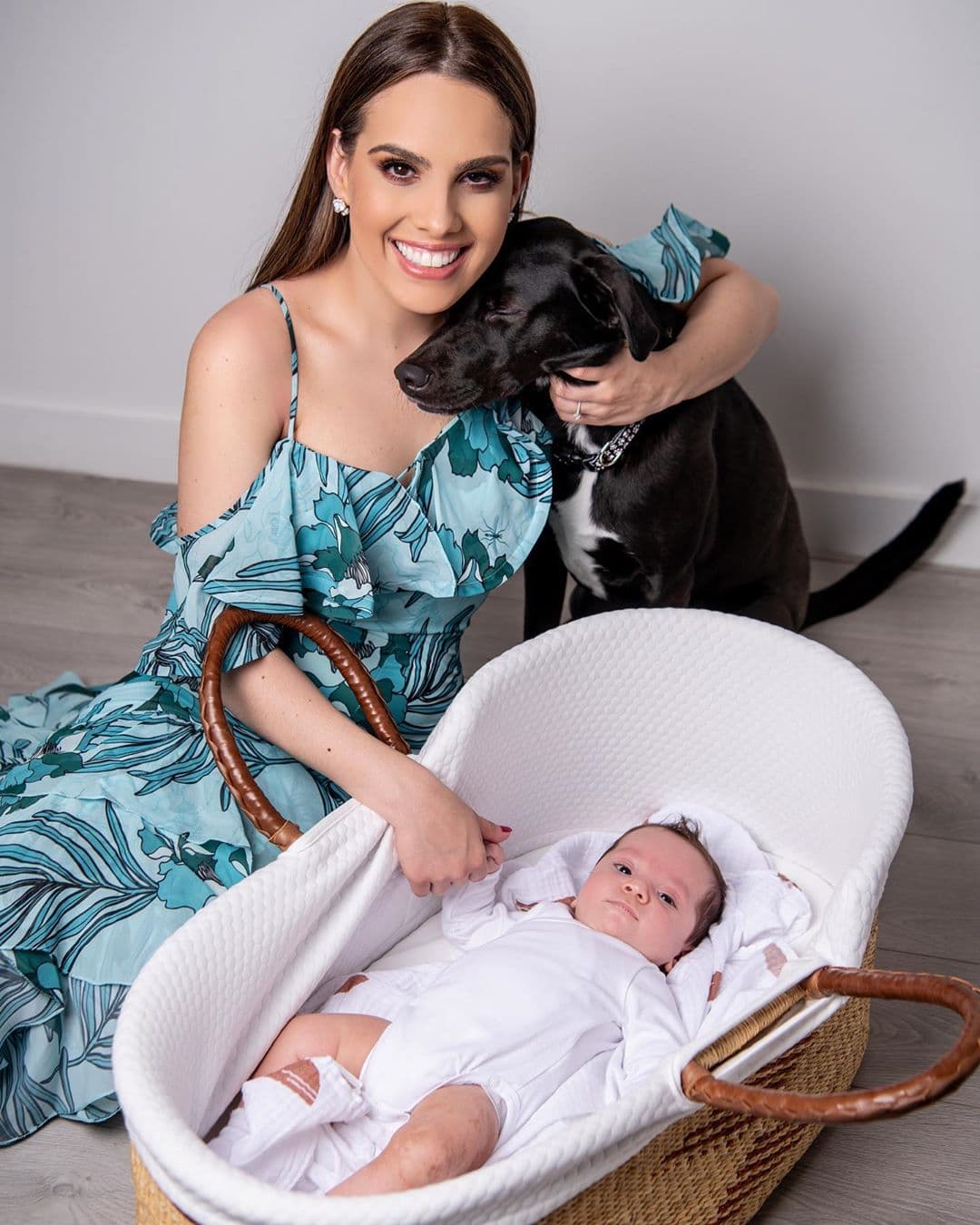 Andrea también usa sus redes sociales para compartir los mejores consejos. Por ejemplo, esta semana nos guió en cómo familiarizar a la mascota de casa con un nuevo miembro de la familia. Y sus tips vinieron acompañados de esta hermosa postal.