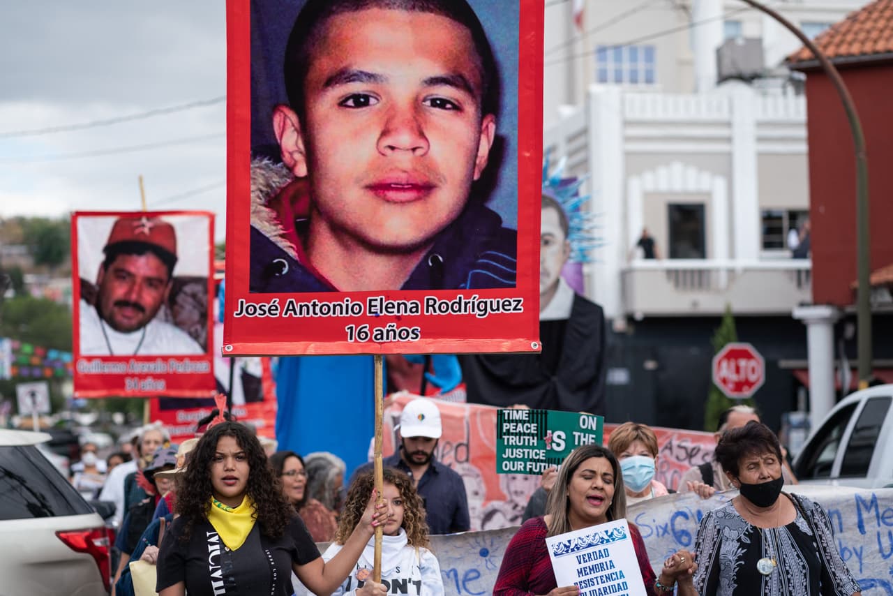 Andrea Paula Elena Rodríguez, hermana de José Antonio Elena Rodríguez, sostiene una foto de su hermano mientras marcha con su familia en memoria de José Antonio Elena Rodríguez en Nogales, Sonora, México, el pasado domingo 9 de octubre.