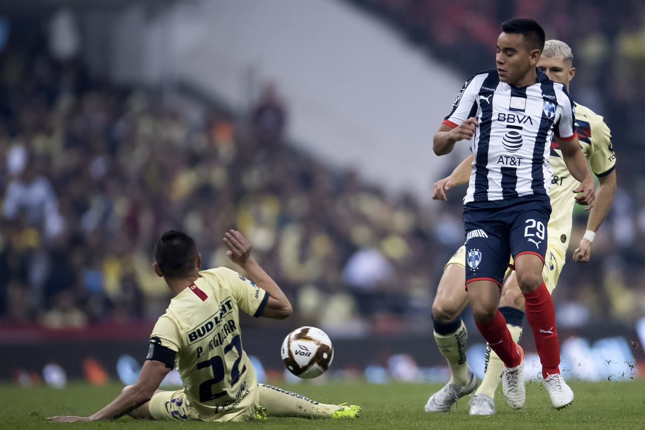 Paul Aguilar corta oportunamente una jugada de Charly Rodríguez.