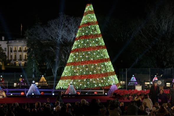 Este año el árbol navideño mide unos 5,6 metros de altura y procede de una granja de Lehighton (Pensilvania) propiedad de la familia Botek, la misma que suministró el de 2013.