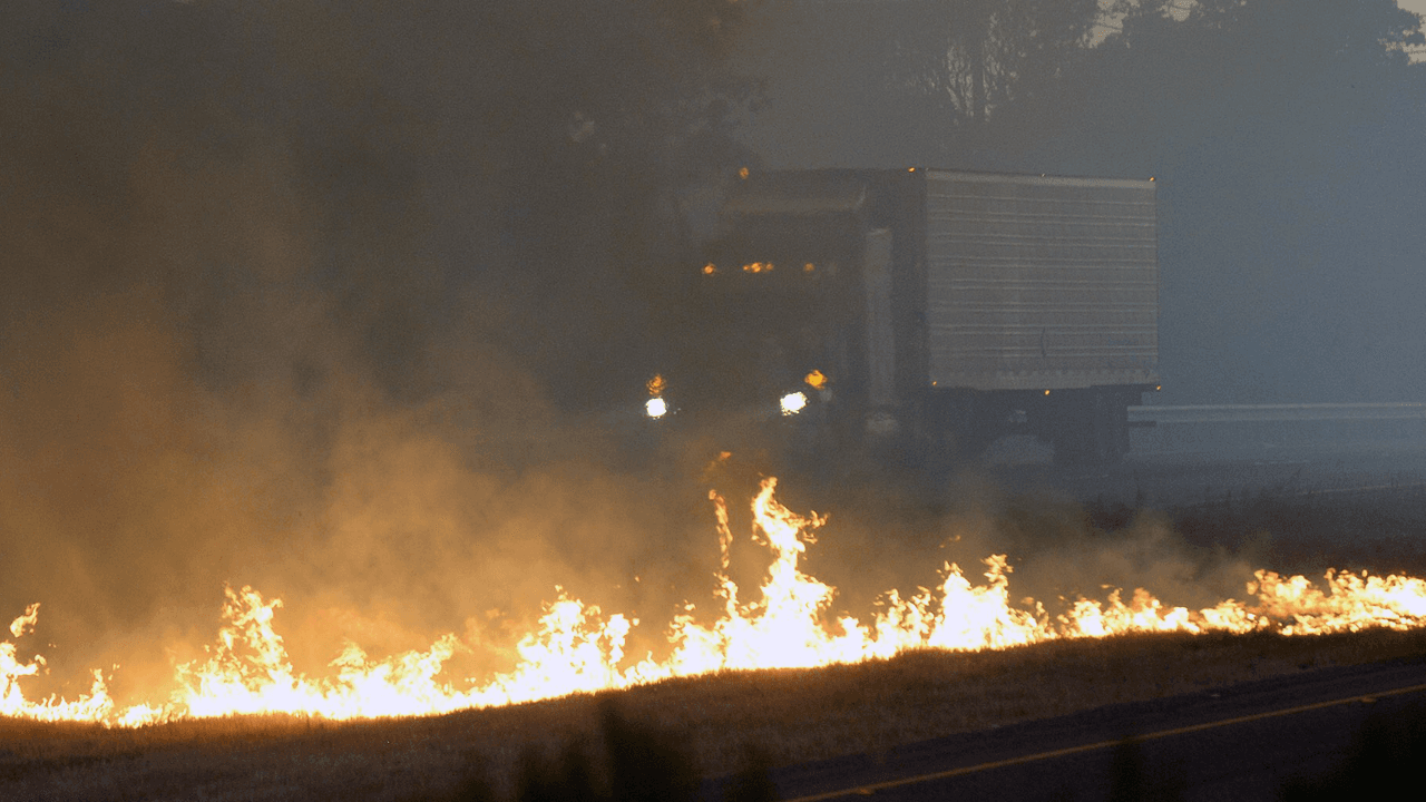Las llamas obligaron al cierre momentáneo de la autopista 101.