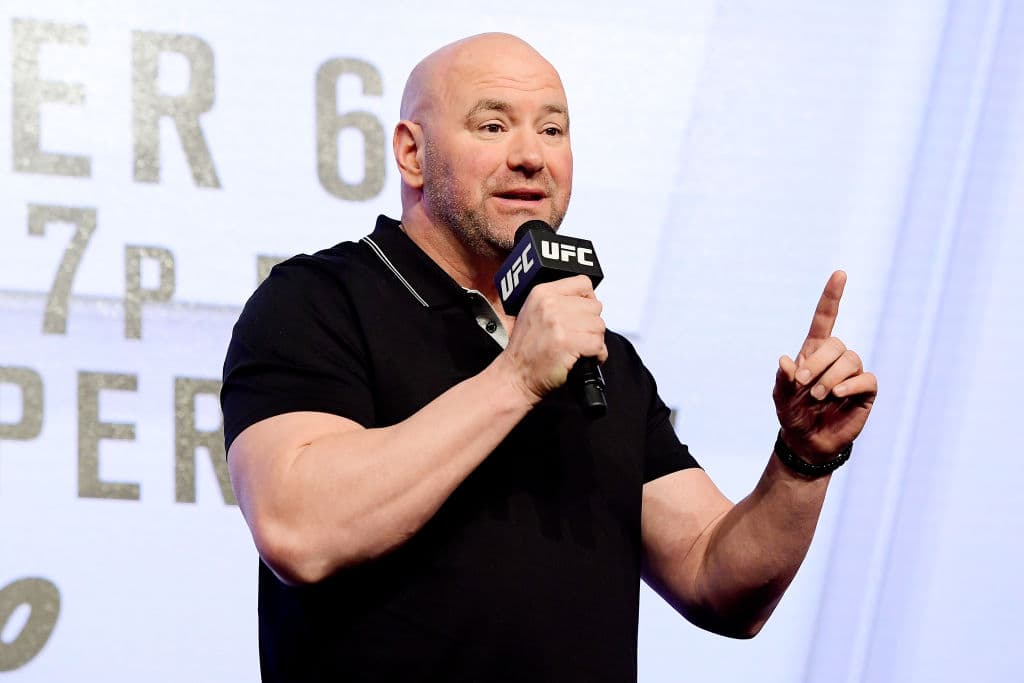 Tdo empezó muy tranquilo, cuando el mandamás del Ultimate Fighting Championship (UFC) Dana White hizo acto de presencia en el estrado.