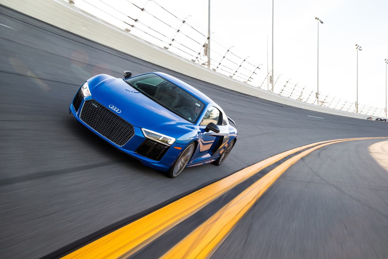 <b>10. <u>Audi R8 V10 Plus 2017</u>:</b> 205 MPH (328 KM/H)
<br>A pesar de compartir su motor con el Lamborghini Huracán, el Audi R8 puede superar por 3 mph a su contraparte italiana gracias a su construcción -en gran parte- en fibra de carbono y aluminio. Este no solo se ve muy bien, pero en cuestiones de desempeño supera a muchos de sus competidores más costosos. 
<br>