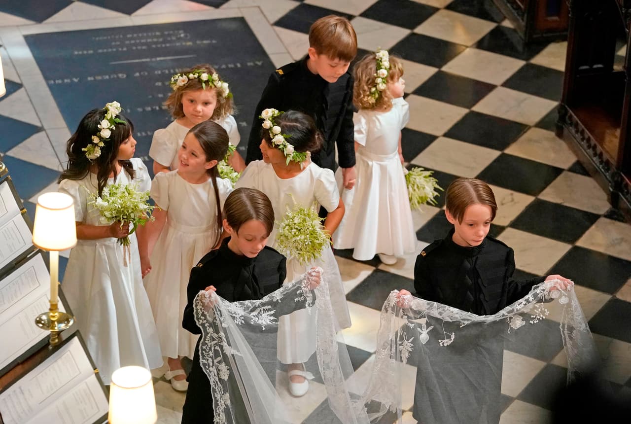 Solo una de las damitas,
<b><a href="https://www.univision.com/estilo-de-vida/bodas/estas-son-las-damitas-y-los-pajes-de-la-boda-del-principe-harry-y-meghan-markle-fotos"> Ivy Mulroney, no llevó ramo</a></b>. Y es que como sus hermanos, los gemelos Brian y John cargaron la cola del vestido de novia, Meghan Markle la escogió para que le aguantara el ramo durante la ceremonia y así tuviera un papel destacado en la boda.