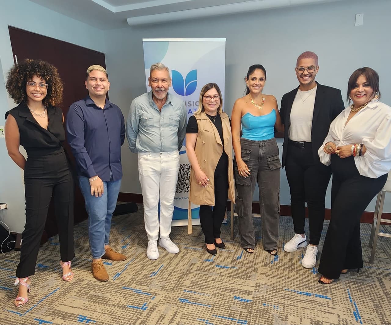 Jóvenes participantes junto a profesionales de los medios de comunicación para PitchPR