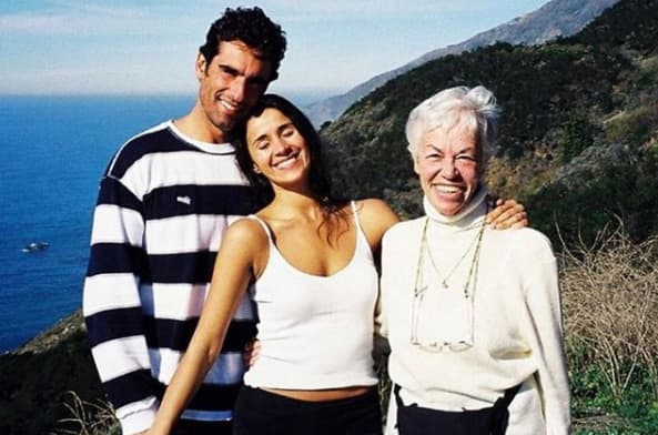 Miguel y Catherine tienen 18 años de casados y el actor comparte sus mejores recuerdos junto a ella. "Con mi mami Teresa Gutiérrez (la extraño) y mi Catherine Siachoque quien me dio el mejor regalo de mi vida consentir a mi señora madre los últimos 13 años de su vida ... Te amo mi esposa hermosa” escribió junto a esta imagen.
<br>