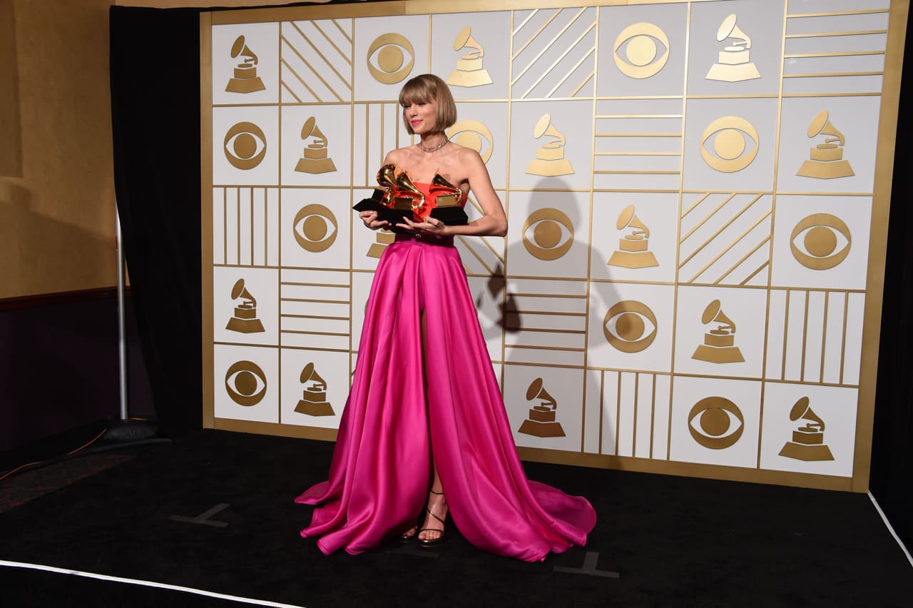 La ganadora del GRAMMY afirma que ella intentaba seguir ciertos cánones de belleza que le impedían ver el daño que se hacía a sí misma: "No creo que sepas lo que estás haciendo cuando lo estás haciendo gradualmente. Siempre hay algún 
<b><a href="https://www.univision.com/famosos/a-punto-de-cumplir-30-taylor-swift-piensa-que-las-mujeres-son-mas-que-incubadoras-de-bebes-fotos" target="_blank">estándar de belleza</a></b> que no estás cumpliendo".