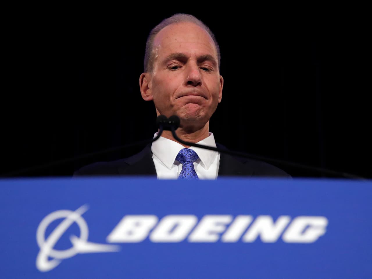 En esta imagen del lunes 29 de abril de 2019, el director ejecutivo de Boeing, Dennis Muilenburg, durante una conferencia de prensa después de la reunión anual de accionistas de la compañía en el Museo Field de Chicago.