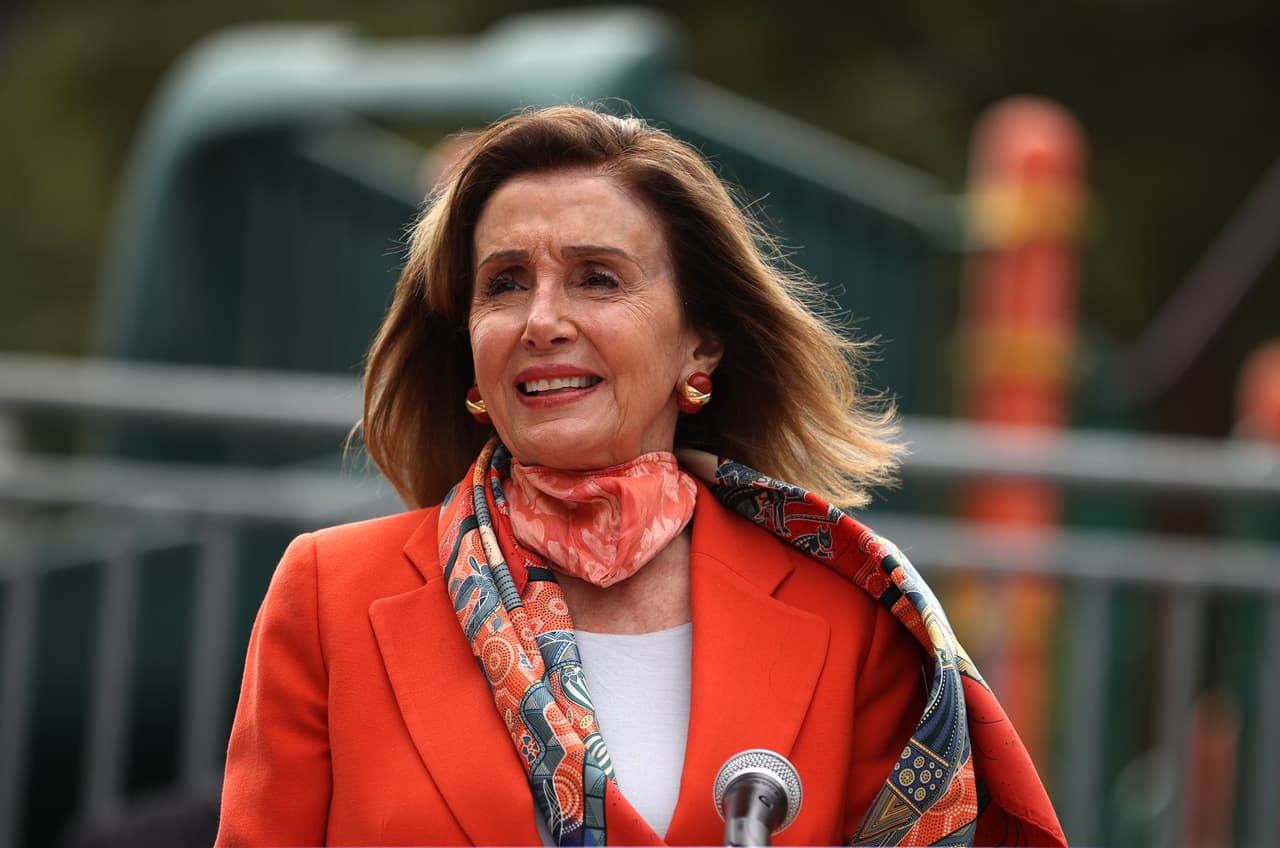 <b>La presidenta de la Cámara de Representantes</b>, segunda en la línea de sucesión presidencial. El poder ejecutivo sería transferido a la demócrata Nancy Pelosi si Trump y Pence quedarán incapacitados para el cargo al mismo tiempo. Si bien varios vicepresidentes han sucedido presidentes tras su muerte o renuncia, estos dos cargos nunca han estado vacantes simultáneamente en la historia de EEUU.