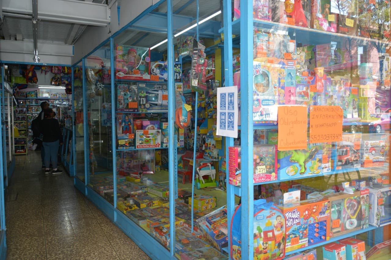 Aparador de la juguetería Juguetifamili de la Ciudad de México.