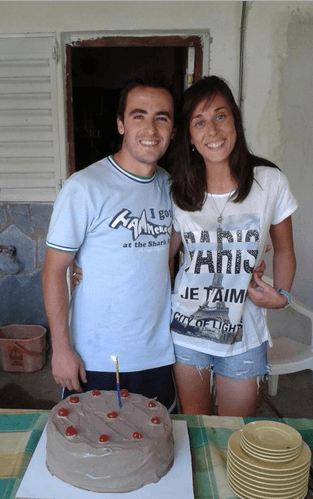 Ahora vive con su familia y con una bella mujer a su lado.