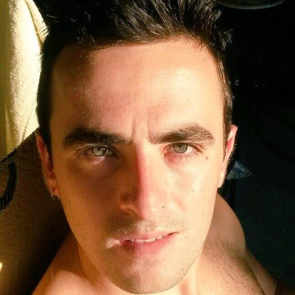 Después de una exitosa carrera musical, Martín se mudó a Argentina.