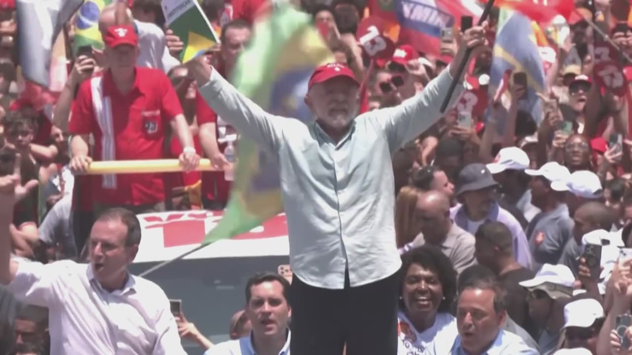 Lula da Silva y Flávio Bolsonaro chocan en tenso debate económico a 24 horas de la elección en Brasil