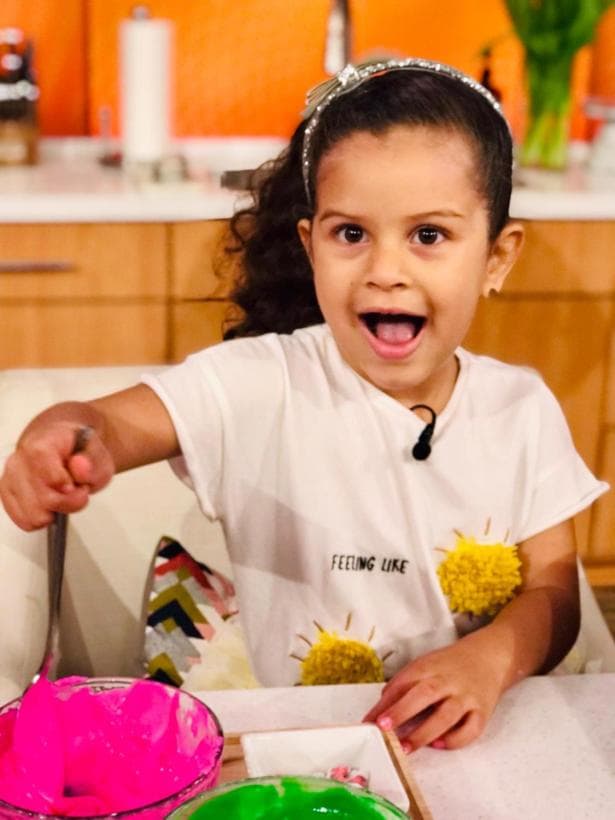 La carismática Anabella pone de cabeza al estudio por tanta ternura que derrocha. Ella es la hija mayor de Yisus Díaz.