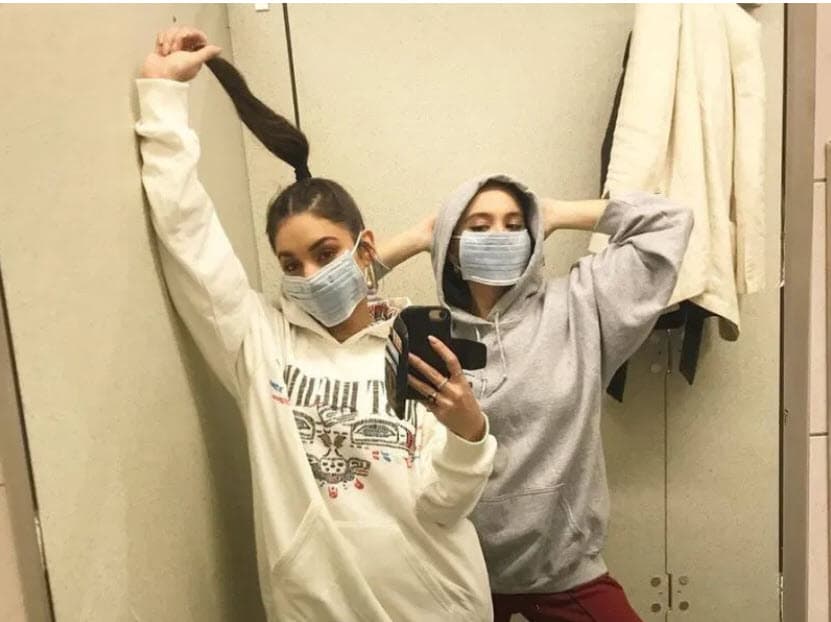 La actriz y cantante
<b> <a href="https://www.univision.com/famosos/vanessa-hudgens-extrana-los-dias-que-era-joven-y-libre-sin-pagar-impuestos-ni-hipotecas-fotos" target="_blank">Vanessa Hudgens</a></b> publicó en Instagram una foto con su hermana Stella en la que aparecieron con tapabocas y el mensaje: "No tenemos miedo de no tener gripe".
<br>