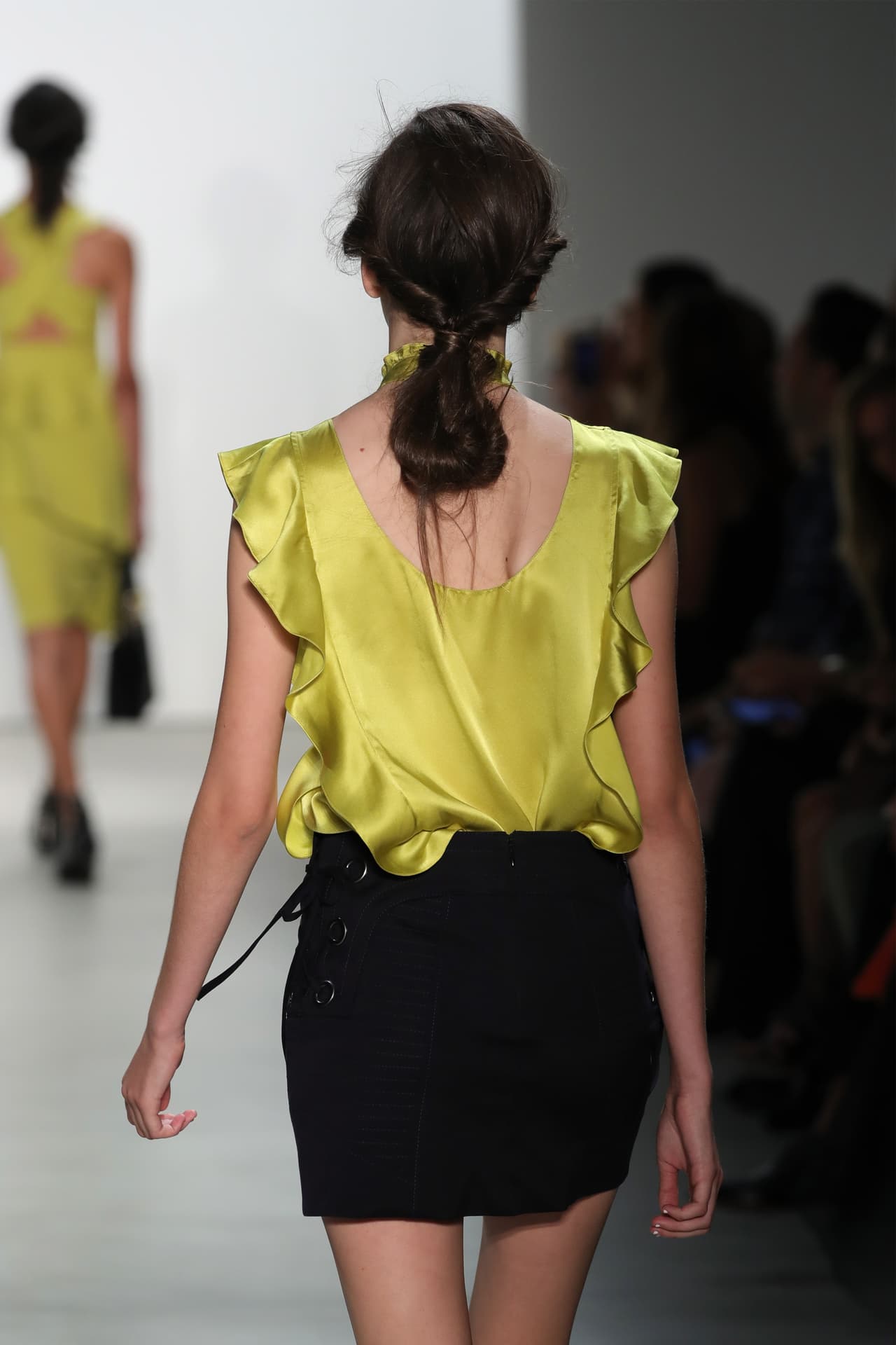 El peinado del desfile de Marissa Webb tiene un estilo de la década de los 90, y es muy fácil de imitar. La creadora del peinado fue Jeanie Syfu y utilizó productos de TRESemmé. La diseñadora se inspiró en una chica moderna urbana. Realiza una raya en medio y empieza a torcer la parte superior del pelo hacia atrás. Luego debes asegurarlo con una liga y fijar con el spray Tres two extra firm Hold Hair Spary de TRESemmé.