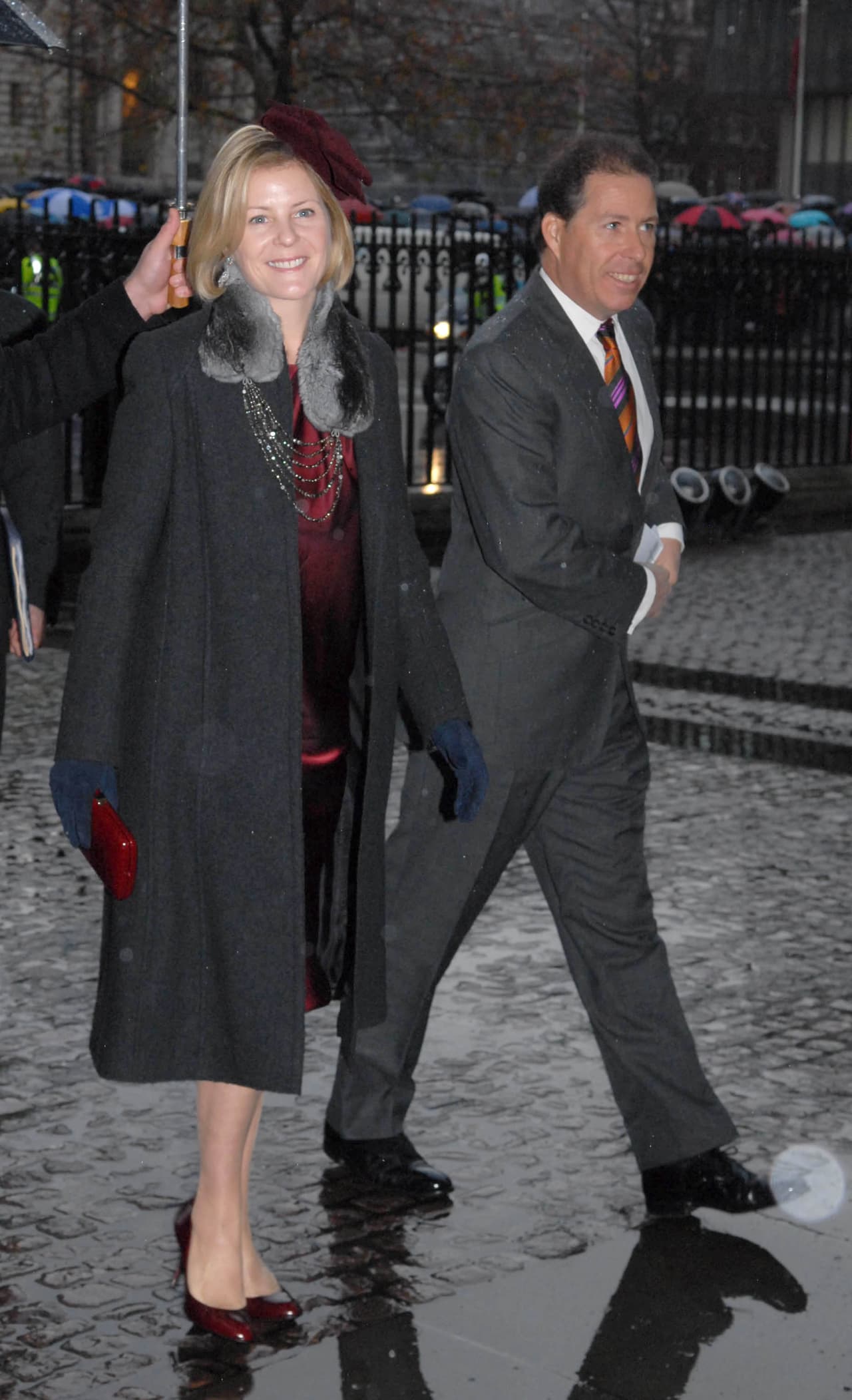 Se trata de 
<b>otro divorcio</b> dentro de la corona. El sobrino de la monarca David Armstrong-Jones, conde de Snowdon, anunció que se divorciará de su esposa Serena Alleyne Stanhope, condesa de Snowdon. 
<br>